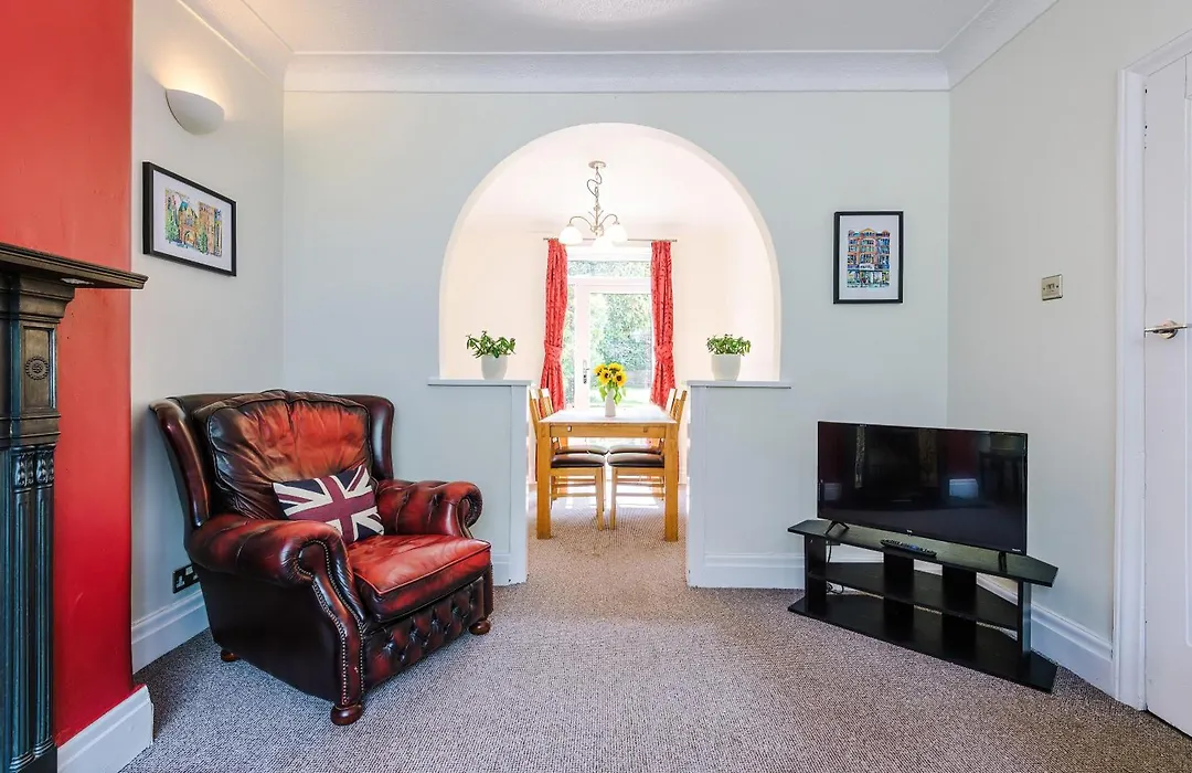 Prestwich Garden Retreat: Manchester-Close 3BR with Parking & Netflix-1