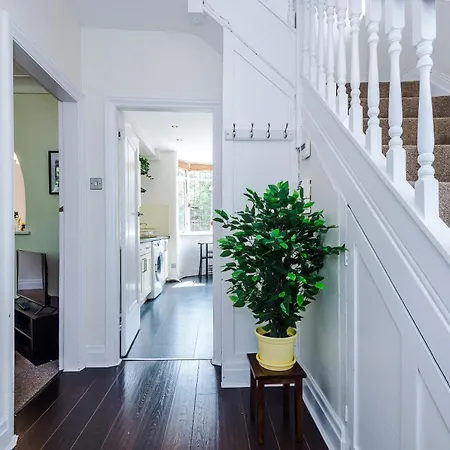 Prestwich Garden Retreat: Manchester-Close 3BR with Parking & Netflix-2